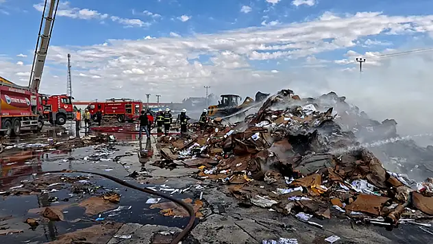 Aksaray'da geri dönüşüm tesisinde yangın paniği