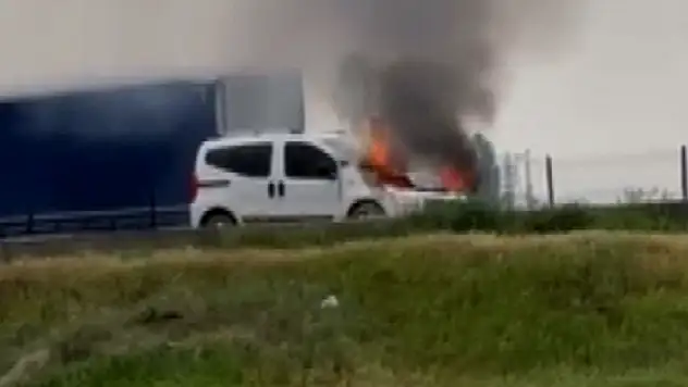 Aksaray'da hafif ticari araç alev alev yandı
