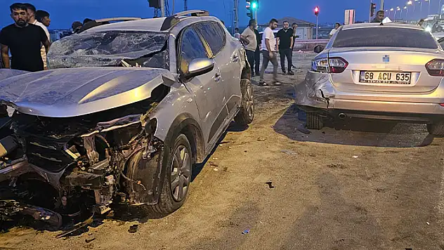Aksaray'da iki otomobil çarpıştı: 4 yaralı
