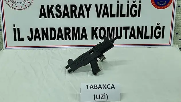 Aksaray'da jandarma restorandaki şahsın üzerinde uzi silah ele geçirdi
