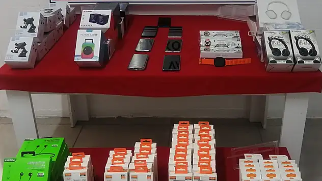 Aksaray'da kaçak telefoncuya jandarma baskını
