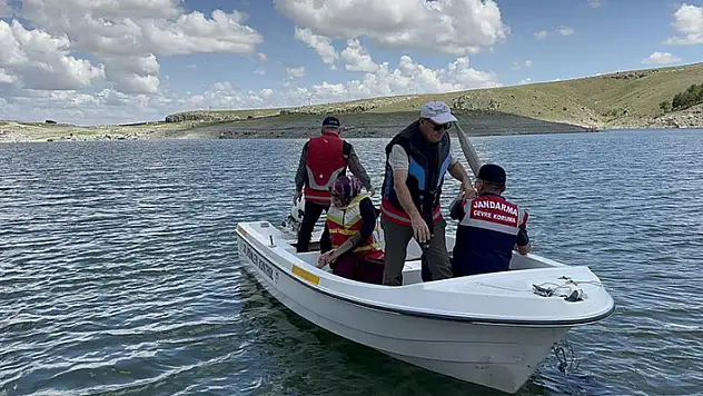 Aksaray'da kaçak ve yasak avlanmaya geçit vermeyen jandarma,tekneyle devriyede