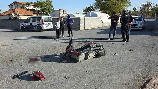 Aksaray'da kamyonet ile motosiklet çarpıştı: Anne ve iki çocuğu ağır yaralı