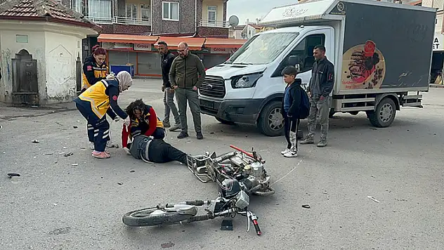 Aksaray'da  kamyonet ile motosiklet çarpıştı: 2 yaralı
