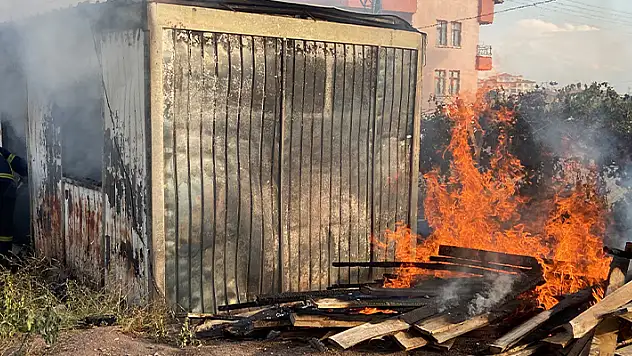 Aksaray'da konteyner alev alev yandı
