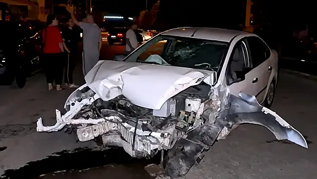 Aksaray'da kontrolden çıkan otomobil ağacı ve direği devirdi, sürücü kaçtı