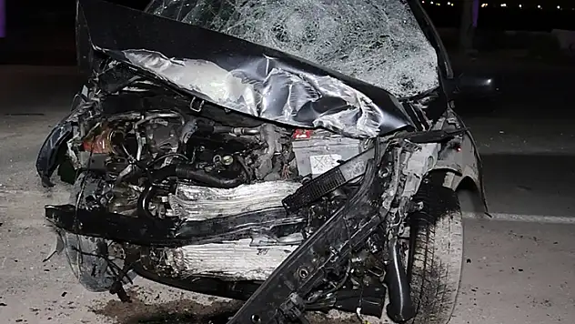 Aksaray'da kontrolden çıkan otomobil duvara çarpıp yola savruldu: 1 ağır yaralı