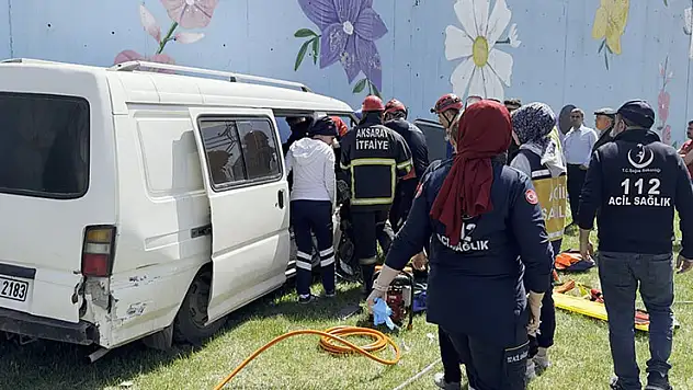 Aksaray'da lastiği patlayan minibüs refüjdeki işçiye çarptı: 5 yaralı