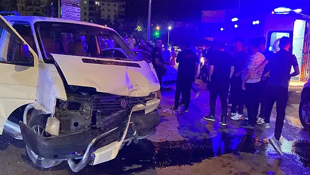 Aksaray'da minibüs ile otomobil çarpıştı: 3 yaralı
