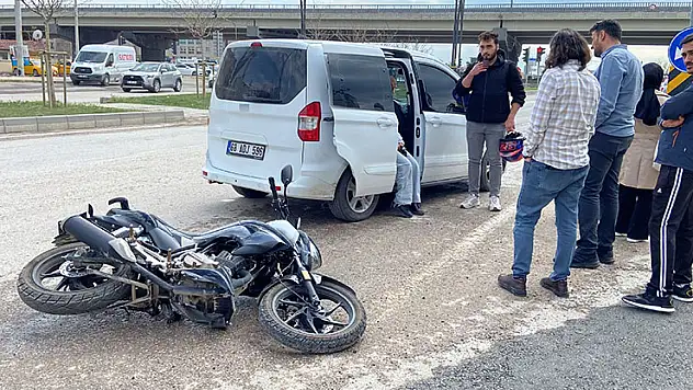 Aksaray'da motosikletle hafifi ticari araç çarpıştı