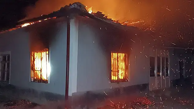 Aksaray'da müstakil ev alev alev yandı
