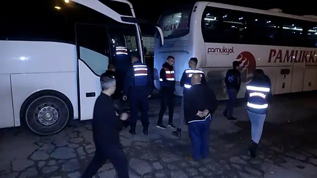 Aksaray'da otobüsten kaçan sınır dışı mülteci emniyet ve jandarmayı alarma geçirdi

