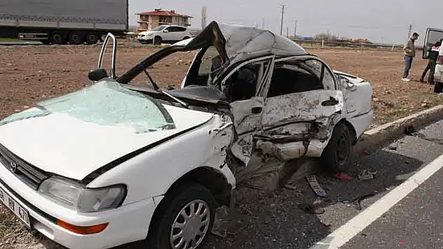 Aksaray'da otomobil ile kamyonet kavşakta çarpıştı: 1 ölü, 1 yaralı