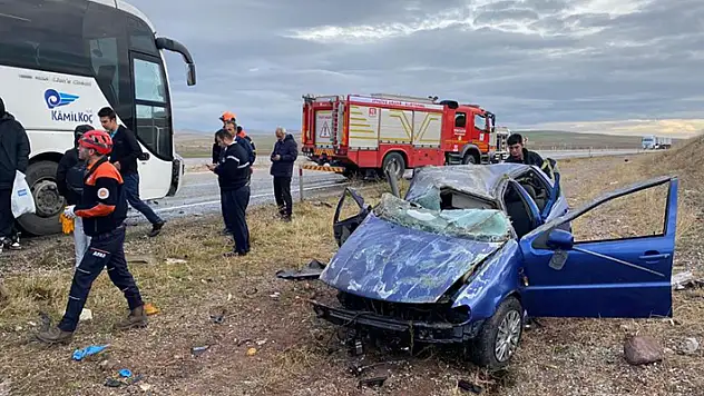 Aksaray'da otomobil ile otobüs çarpıştı: 2 yaralı
