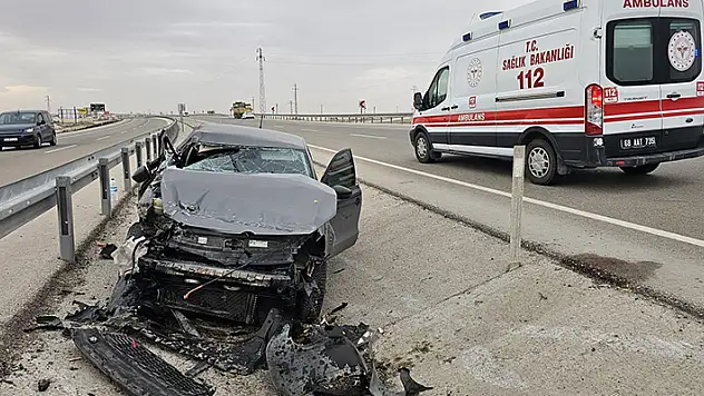 Aksaray'da otomobil kamyona arkadan çarptı: 3 yaralı
