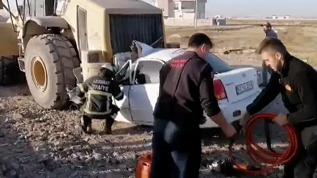 Aksaray'da otomobil park halindeki iş makinesine çarptı: 1 ölü
