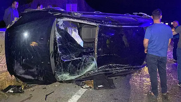 Aksaray'da otomobil takla atıp duvara çarptı: 2 yaralı
