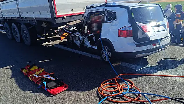 Aksaray'da otomobil tıra arkadan çarptı: 1 ölü
