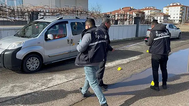 Aksaray'da park halindeki araca tüfekle ateş açıldı
