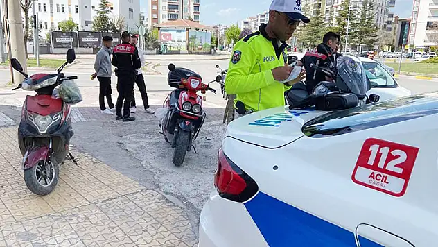 Aksaray'da plakasız motosikletin ehliyetsiz ve kasksız sürücüsüne 35 bin lira ceza