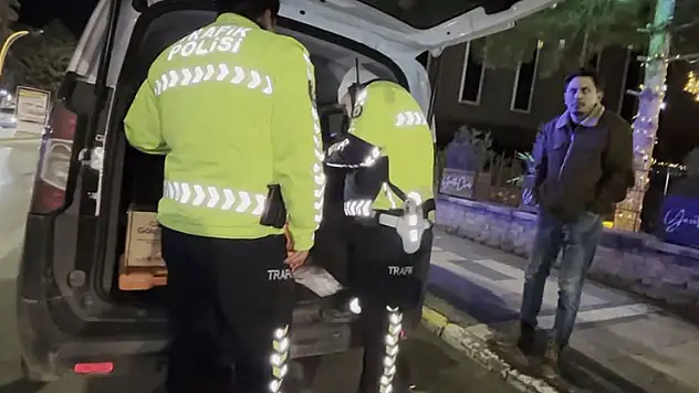 Aksaray'da polise zor anlar yaşattı, gazeteciyi görünce 'Çekin beni' dedi