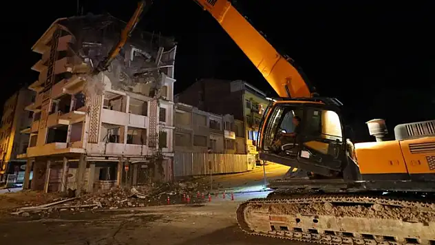 Aksaray'da risk teşkil eden yapılar yıkılıyor
