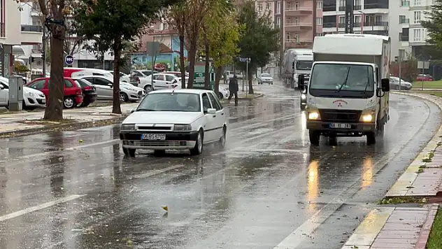 Aksaray'da rüzgar yağmurla birlikte etkisini artırdı
