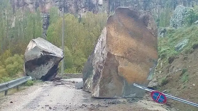 Aksaray'da sağanak, Ihlara Vadisi çıkışında kaya düşmesine neden oldu
