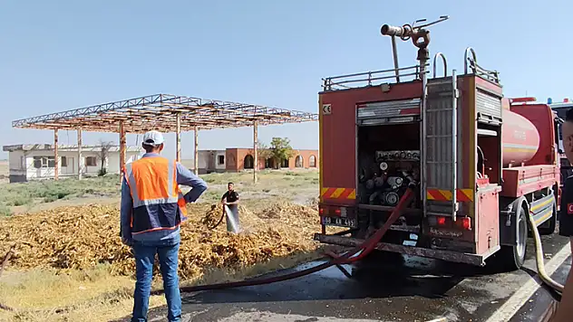Konya yolunda saman yüklü tırdaki yangın paniğe sebep oldu