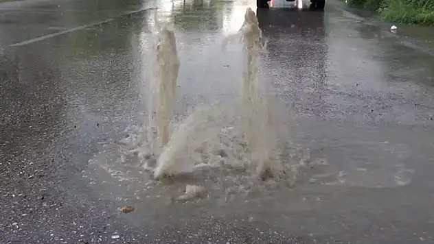 Aksaray'da sel: Rögar kapaklarından su fışkırdı, tarım arazileri sular altında kaldı
