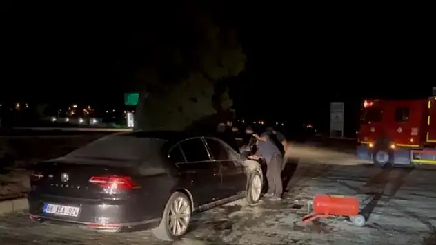 Aksaray'da seyir halindeki otomobilin motor bölümü yandı
