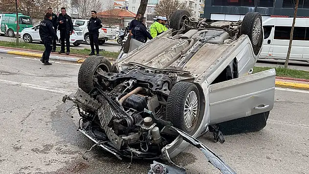 Aksaray'da takla atıp hurdaya dönen otomobilden burnu bile kanamadan kurtuldu