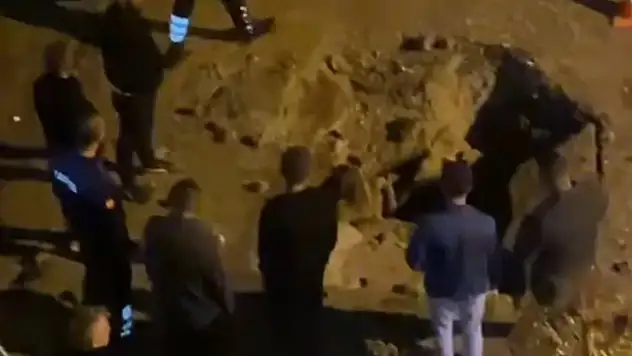 Tazyikli su asfaltı patlattı: İki araçta hasar oluştu