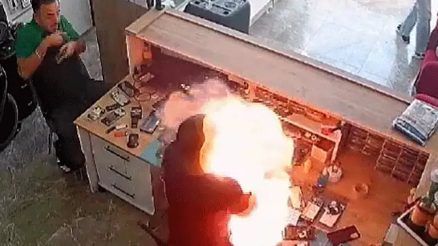 Aksaray'da telefon bataryası bomba gibi patladı
