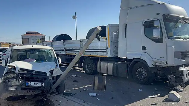 Aksaray'da tır ile hafif ticari araç çarpıştı: 2 yaralı
