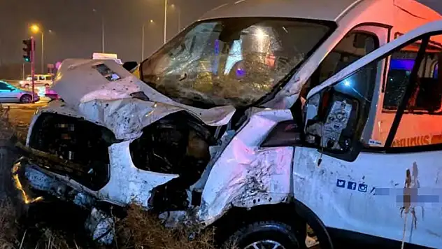 Aksaray'da tır ile servis aracı çarpıştı: 2 yaralı