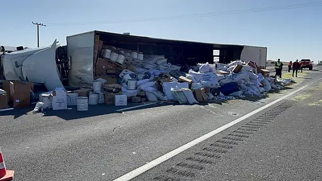 Aksaray'da tırın devrilmesi sonucu 2 kişi yaralandı 
