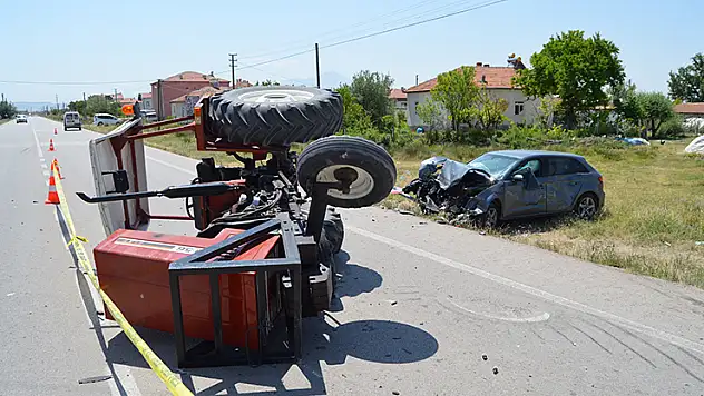 Aksaray'da traktör ile otomobil çarpıştı: 2'i ağır 4 yaralı