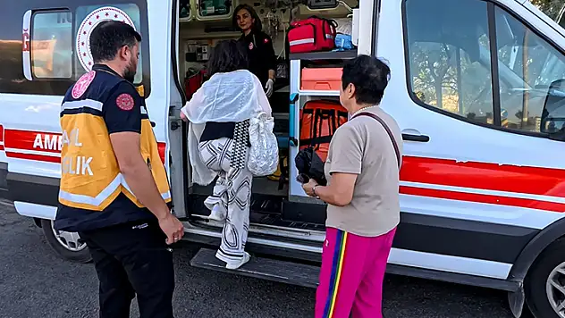 Aksaray'da turistleri taşıyan midibüse tır çarptı: 5 turist yaralı