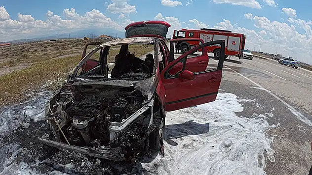 Aksaray'da yanan otomobil hurdaya döndü