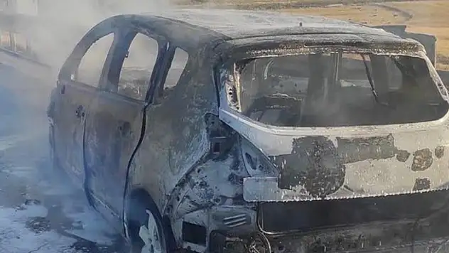 Aksaray'da yanan otomobil küle döndü

