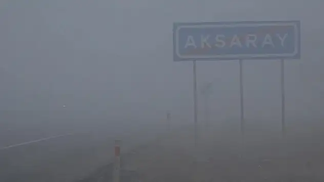 Aksaray'da yoğun sis görüş mesafesini 20 metreye düşürdü! Konya yolunda da etkili oluyor