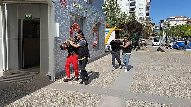 Aksaray'daki polis-hırsız kovalamacasında hırsız kardeşler tutuklandı
