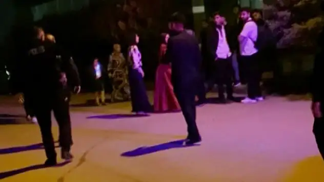 Aksaray'daki tekme ve yumrukların havada uçuştuğu düğün kavgasında polis memurları arada kaldı