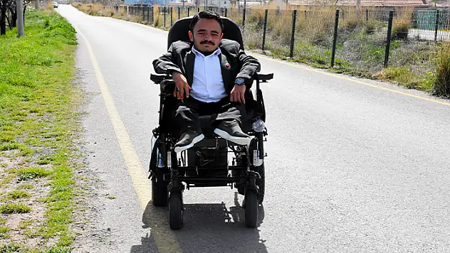 Aksaraylı cam kemik hastası genç muhtarlık yarışını kazandı
