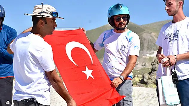 Aksaraylı paraşütçüler şehit Ömer Halisdemir'in kabrine ziyaret için atlayış yaptı
