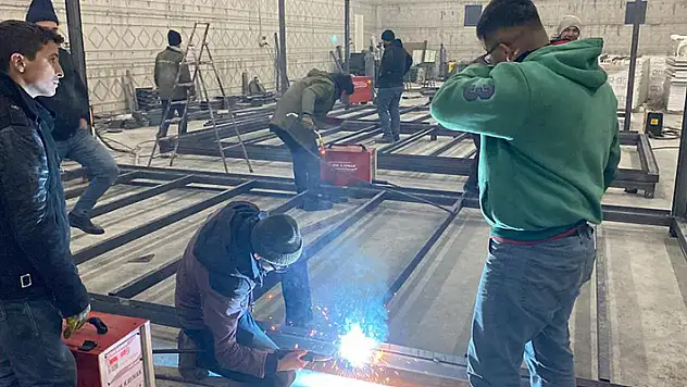 Aksaraylı sanayi ustaları depremzedeler için konteyner üretiyor

