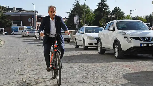 Akşehir Belediye Başkanı Salih Akkaya, mesaisine bisikletle geldi
