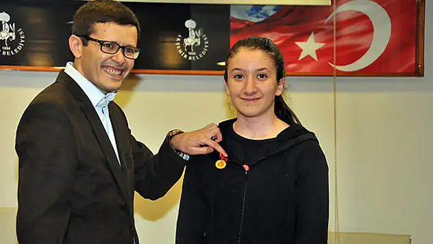 Akşehir Belediyesi başarılı öğrencileri ödüllendirdi