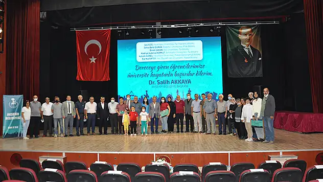 Akşehir Belediyesi başarılı öğrencileri ödüllendirdi

